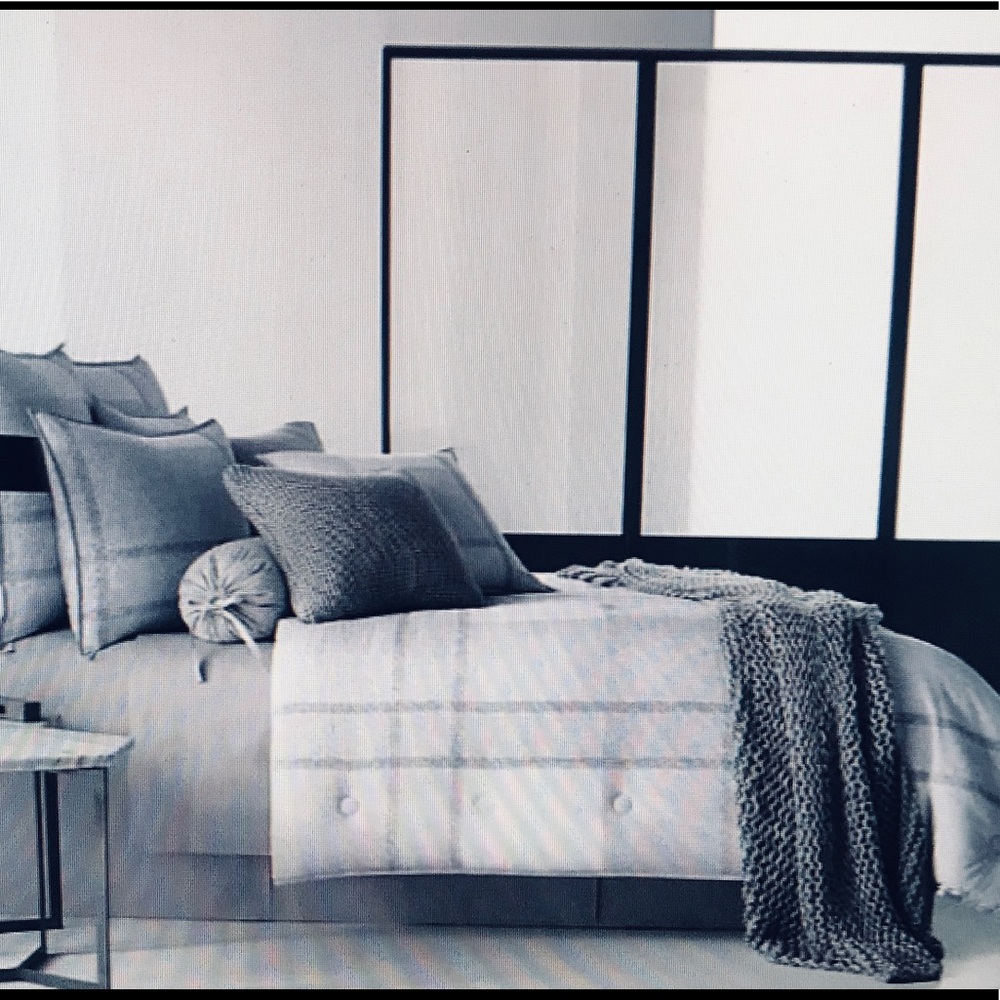Oscar/Oliver Leighton Queen Comforter Set in Grey